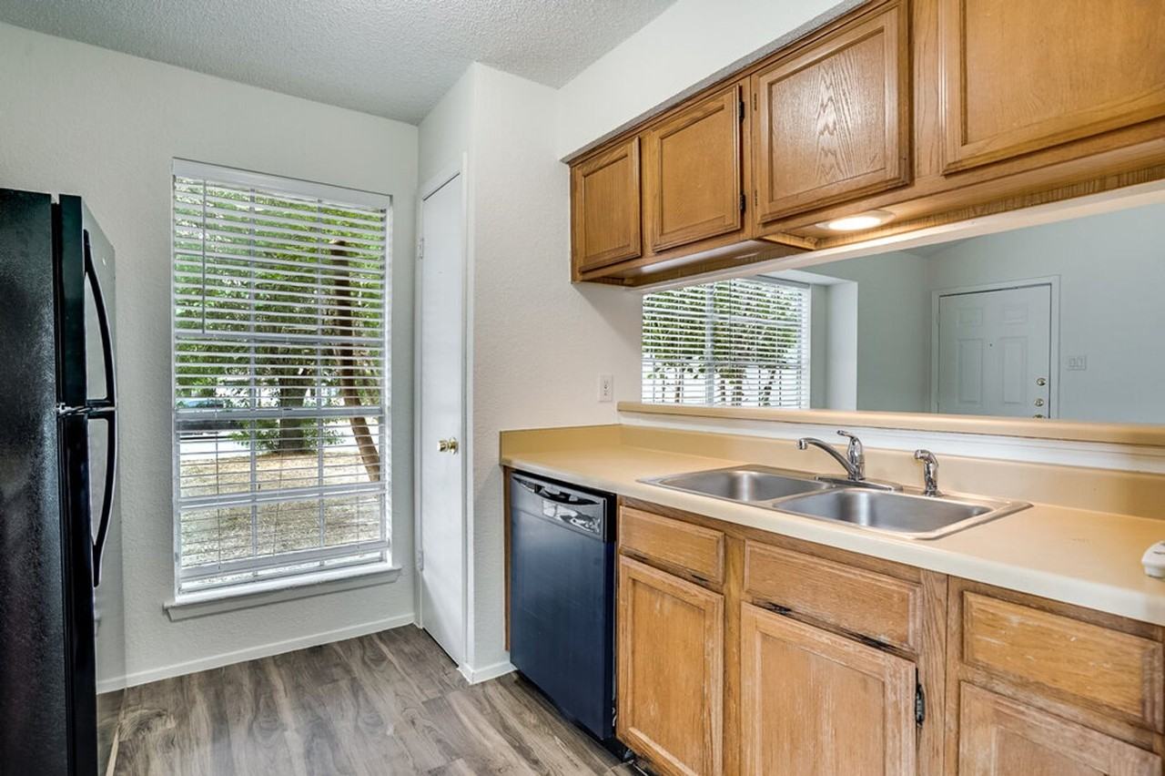 616 Greenlawn Blvd - Photo 3 of 20