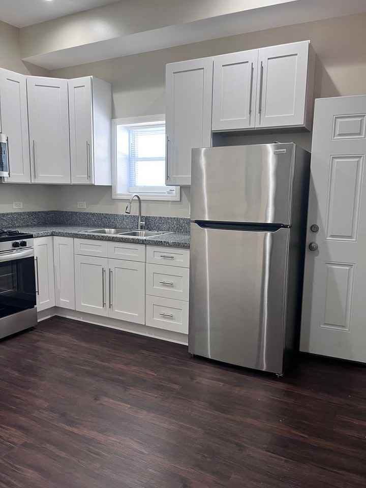 [5026-32] W Madison LLC - Photo 2 of 20