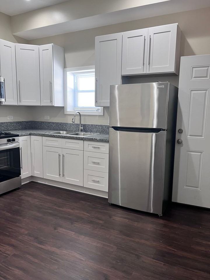[5026-32] W Madison LLC - Photo 2 of 21
