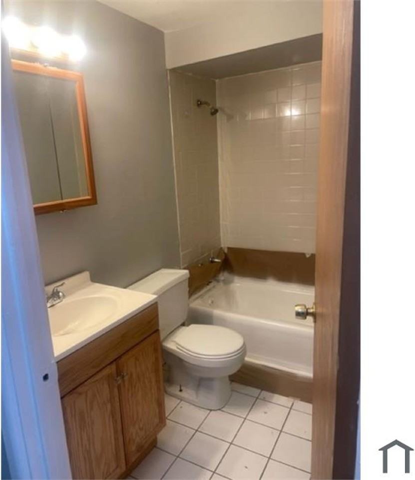 1616 E 75th St - Photo 5 of 9