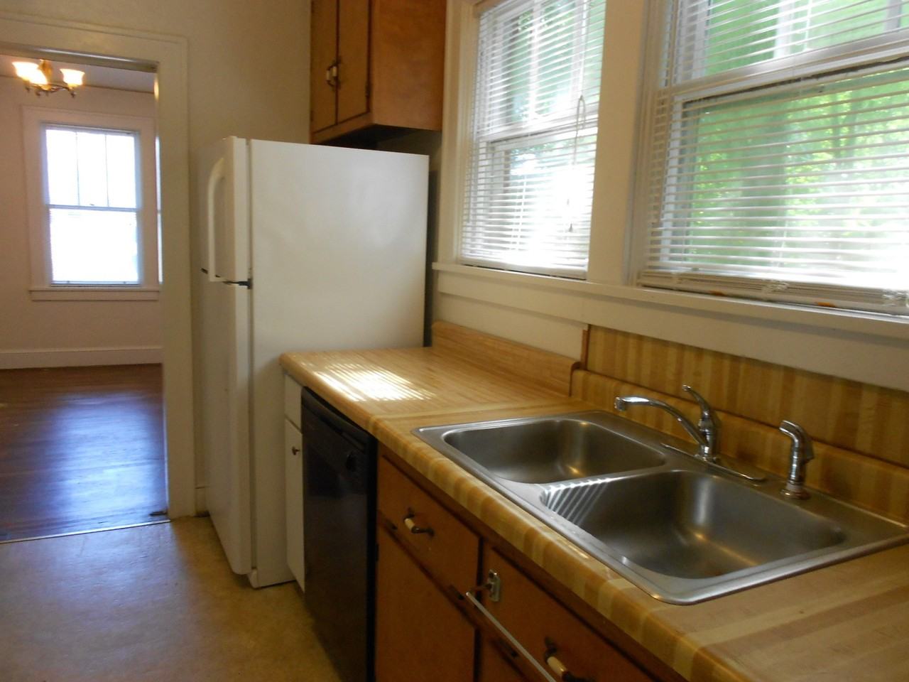 142 Burnett St - Photo 5 of 10