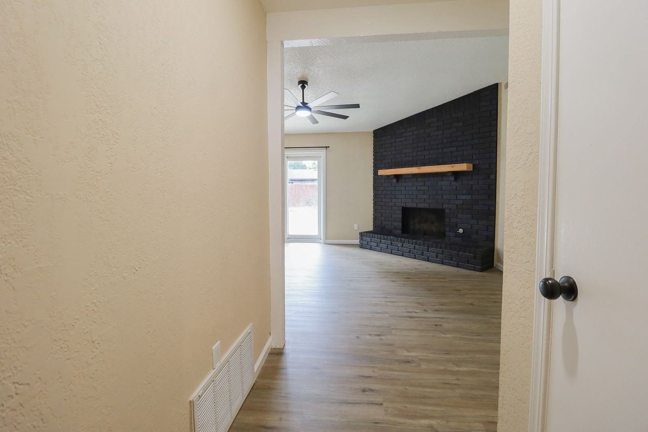 3012 S Ash Ct - Photo 4 of 37