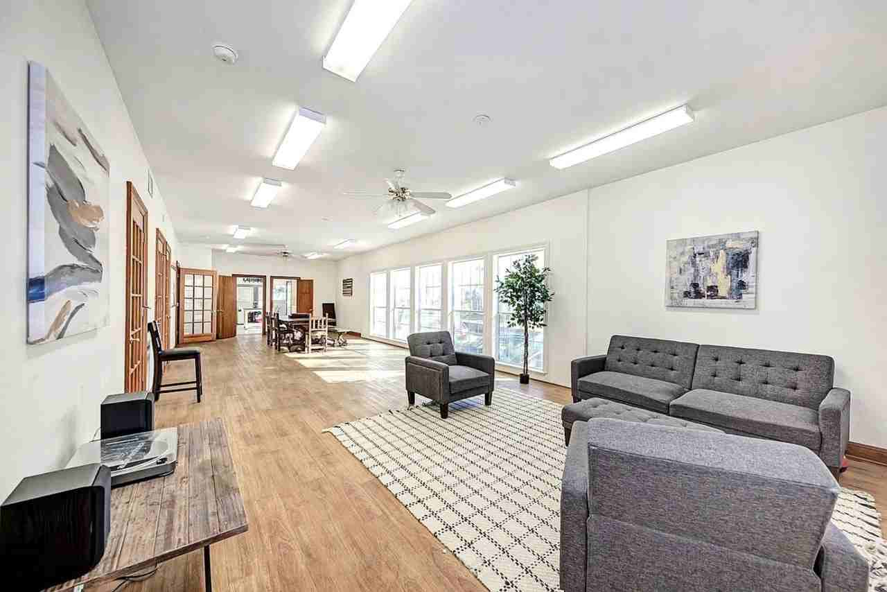 1919 Robbins Pl - Photo 7 of 28