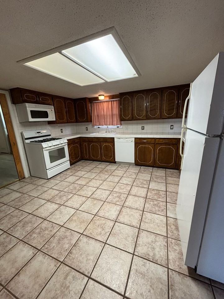 1420 E 21st St - Photo 4 of 25