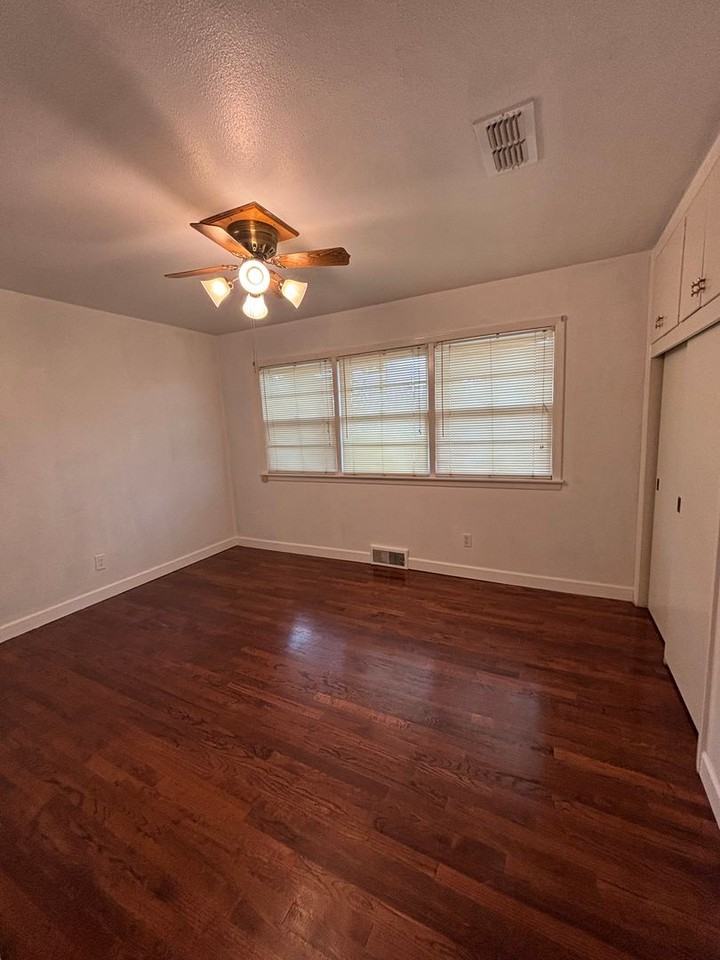 1420 E 21st St - Photo 5 of 25