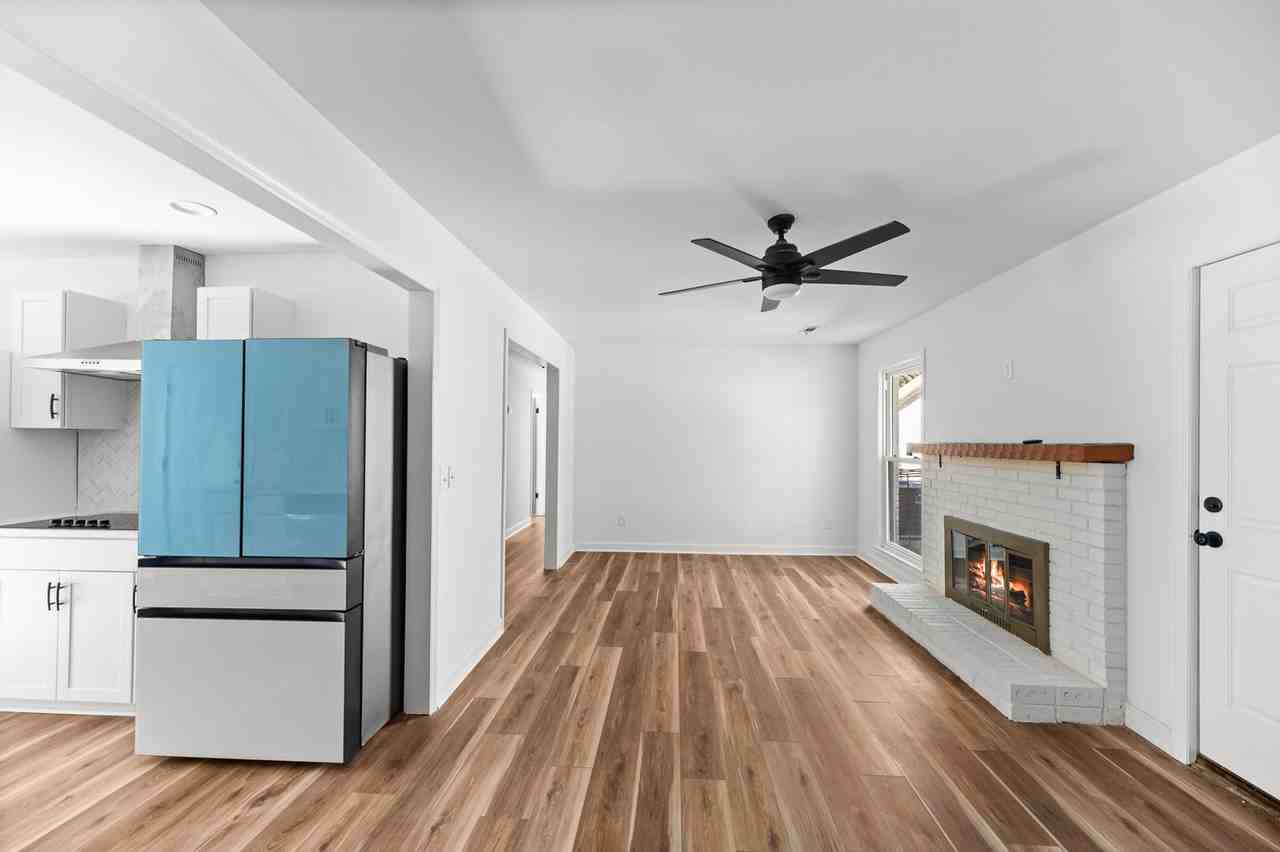 1101 Stuart Dr - Photo 5 of 17