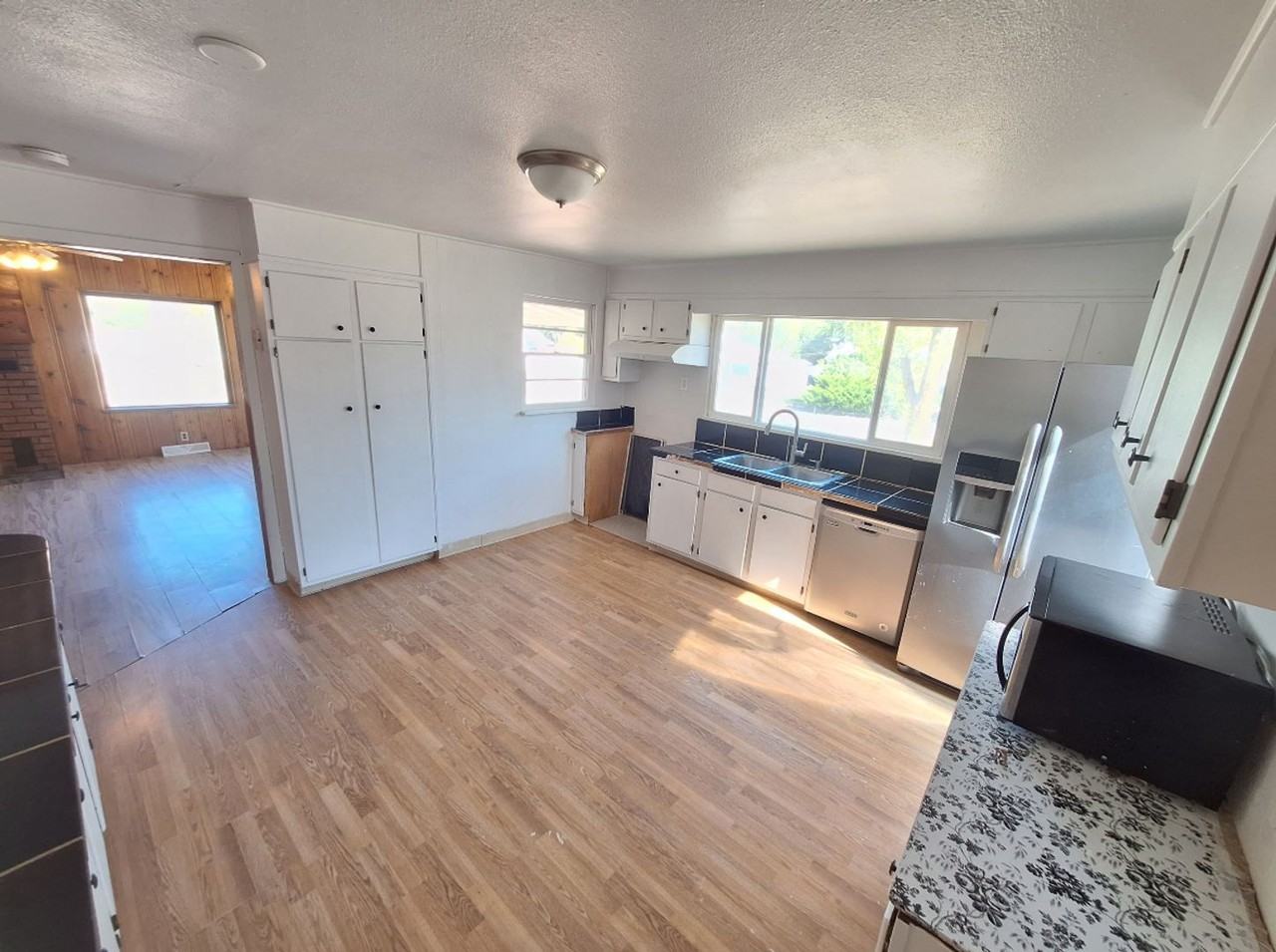 411 Mesa St - Photo 4 of 19