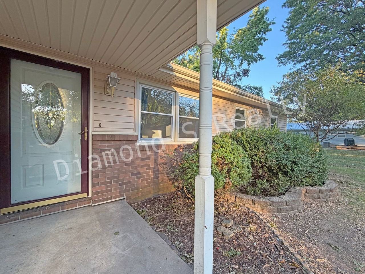 2737 S Weaver Ave - Photo 2 of 15