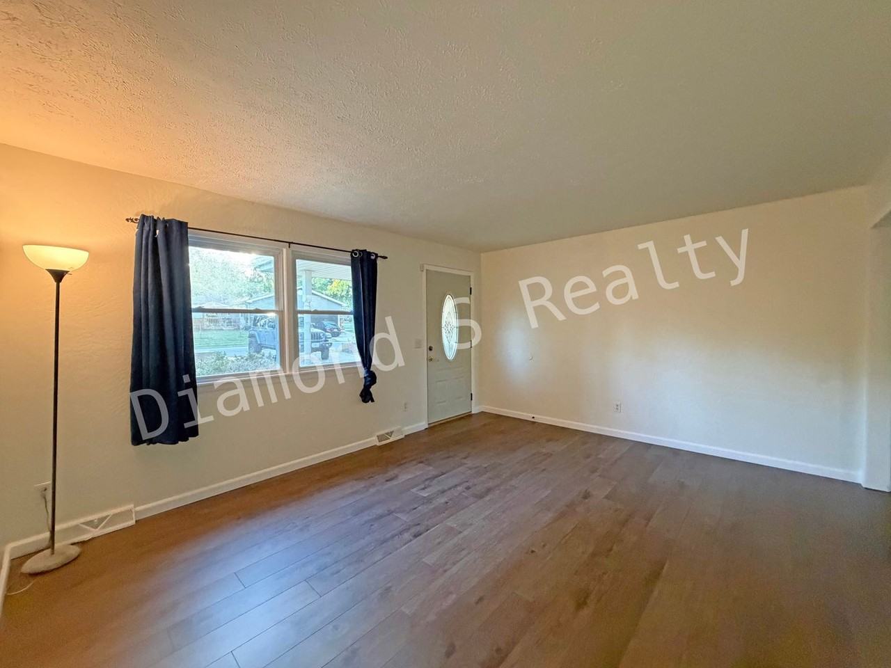 2737 S Weaver Ave - Photo 3 of 15