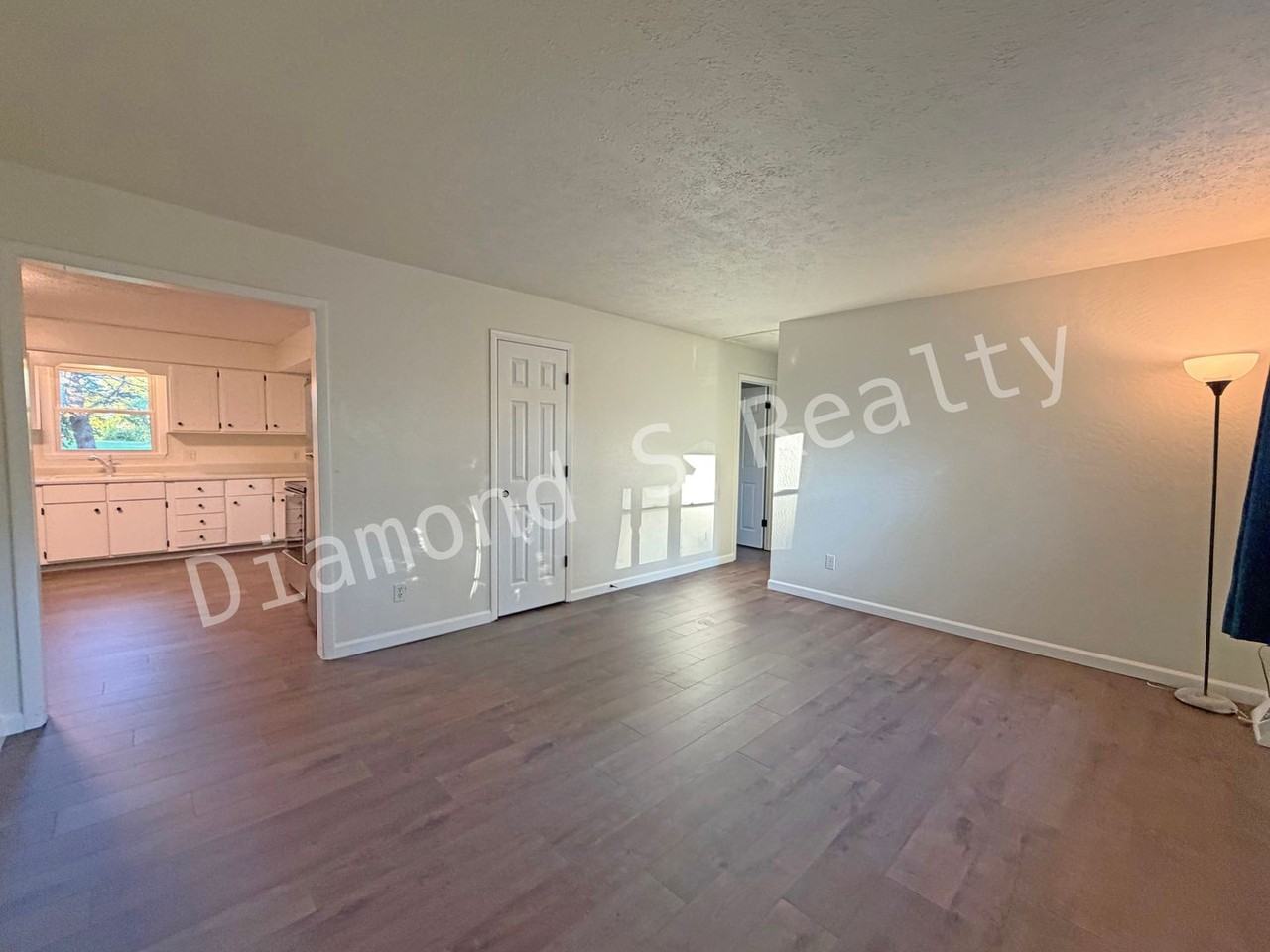 2737 S Weaver Ave - Photo 4 of 15