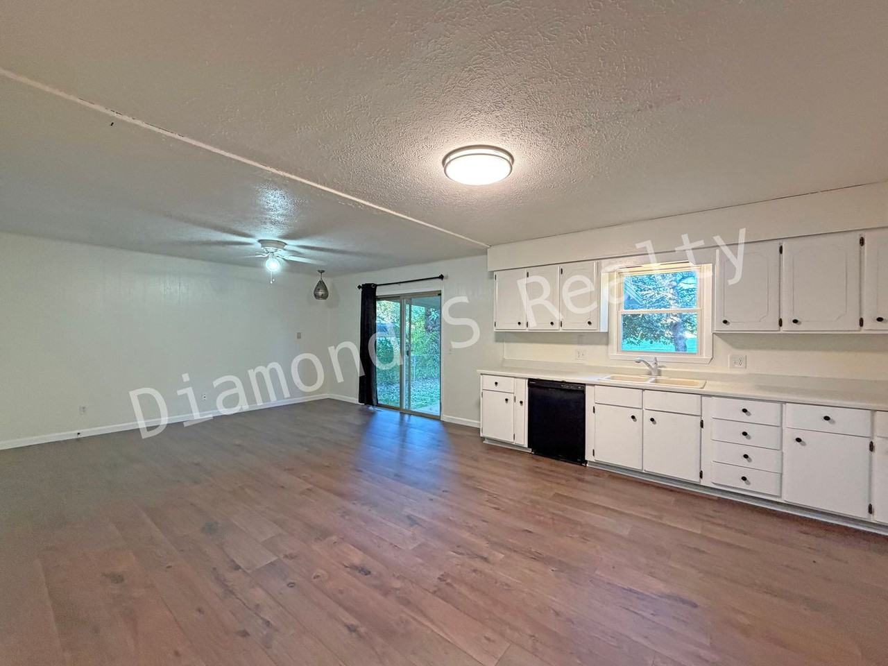 2737 S Weaver Ave - Photo 5 of 15