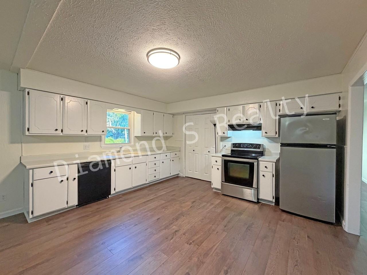 2737 S Weaver Ave - Photo 6 of 15