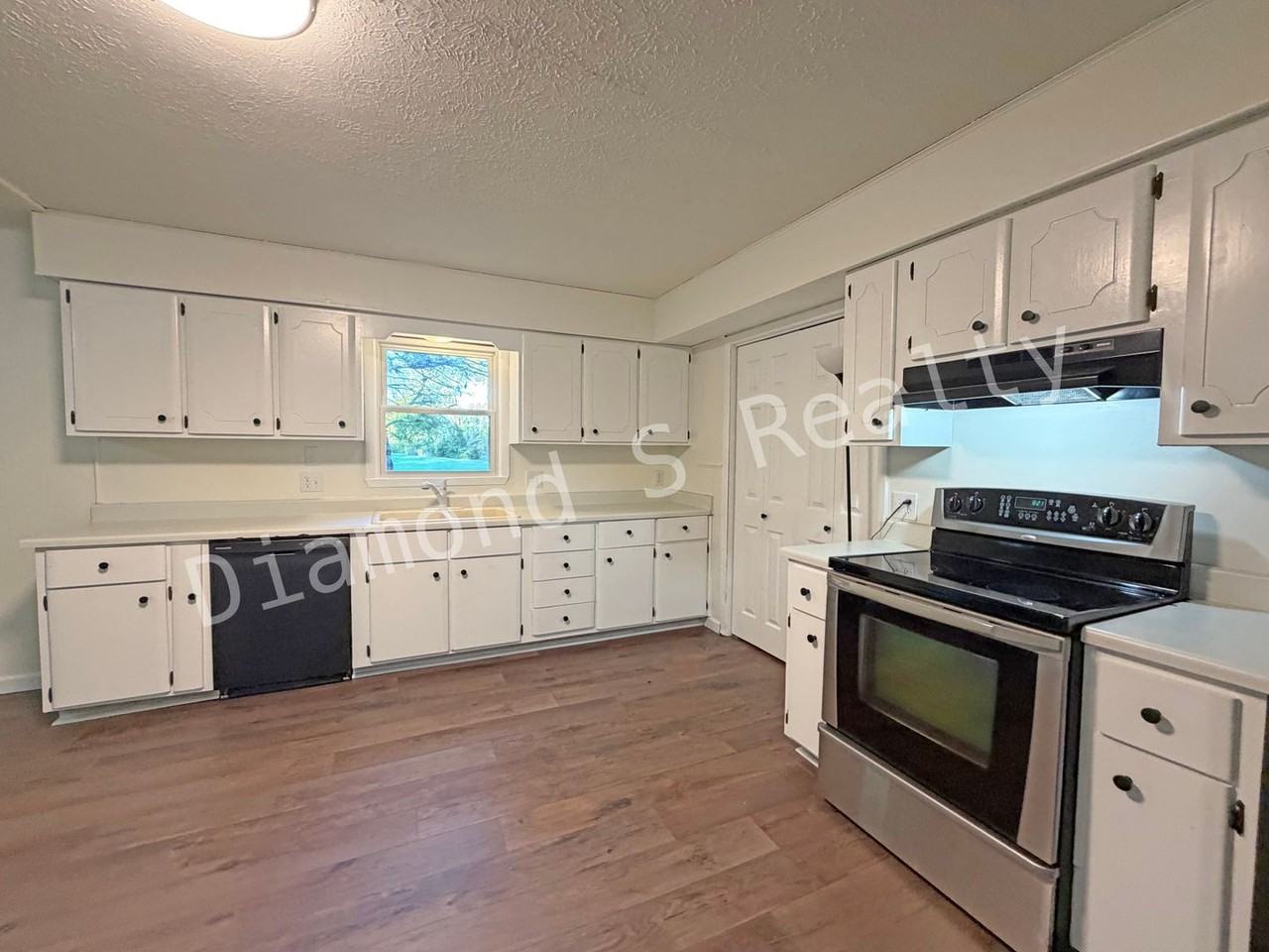 2737 S Weaver Ave - Photo 7 of 15