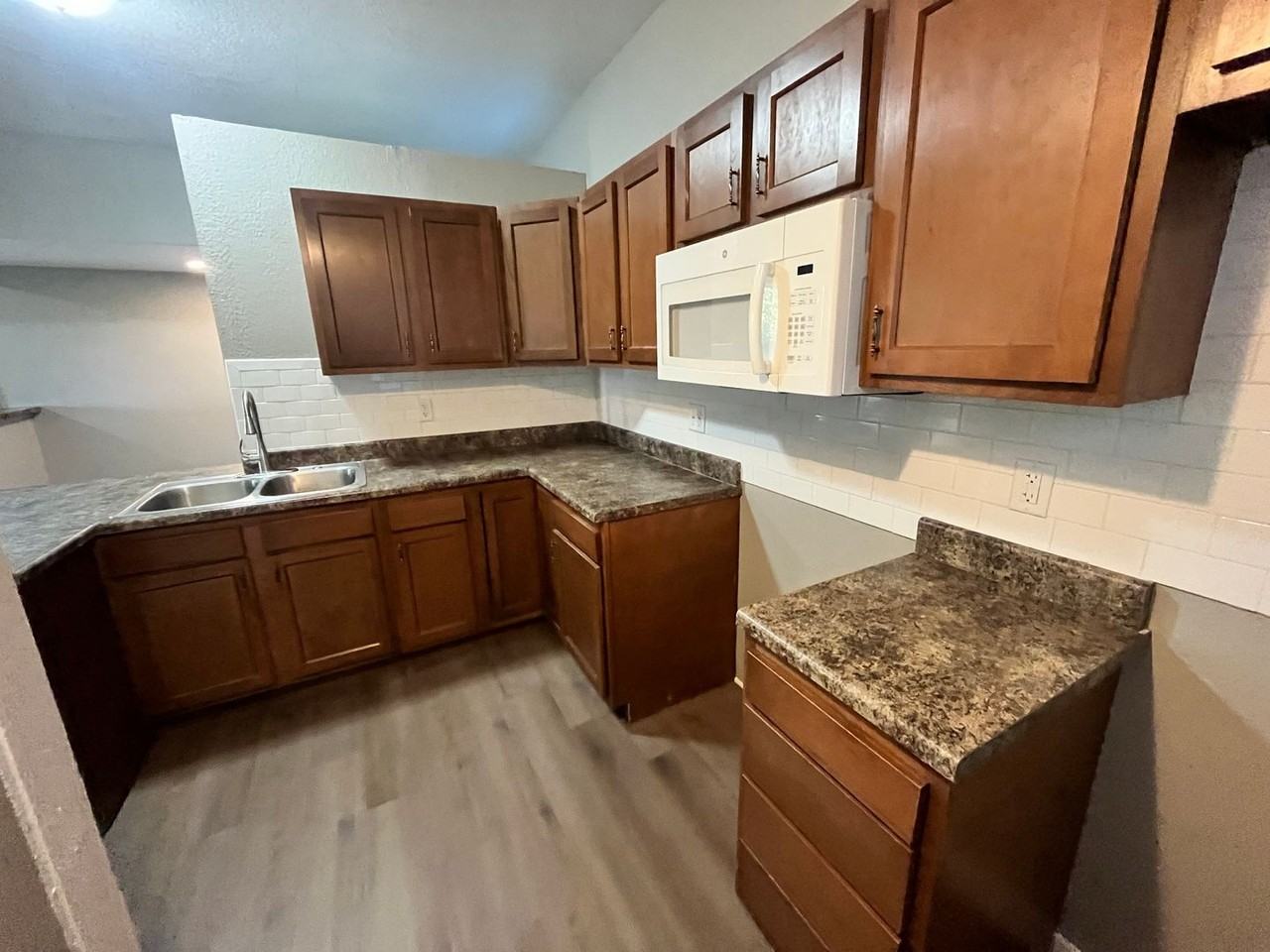 2210 Oliver Street - Photo 6 of 20