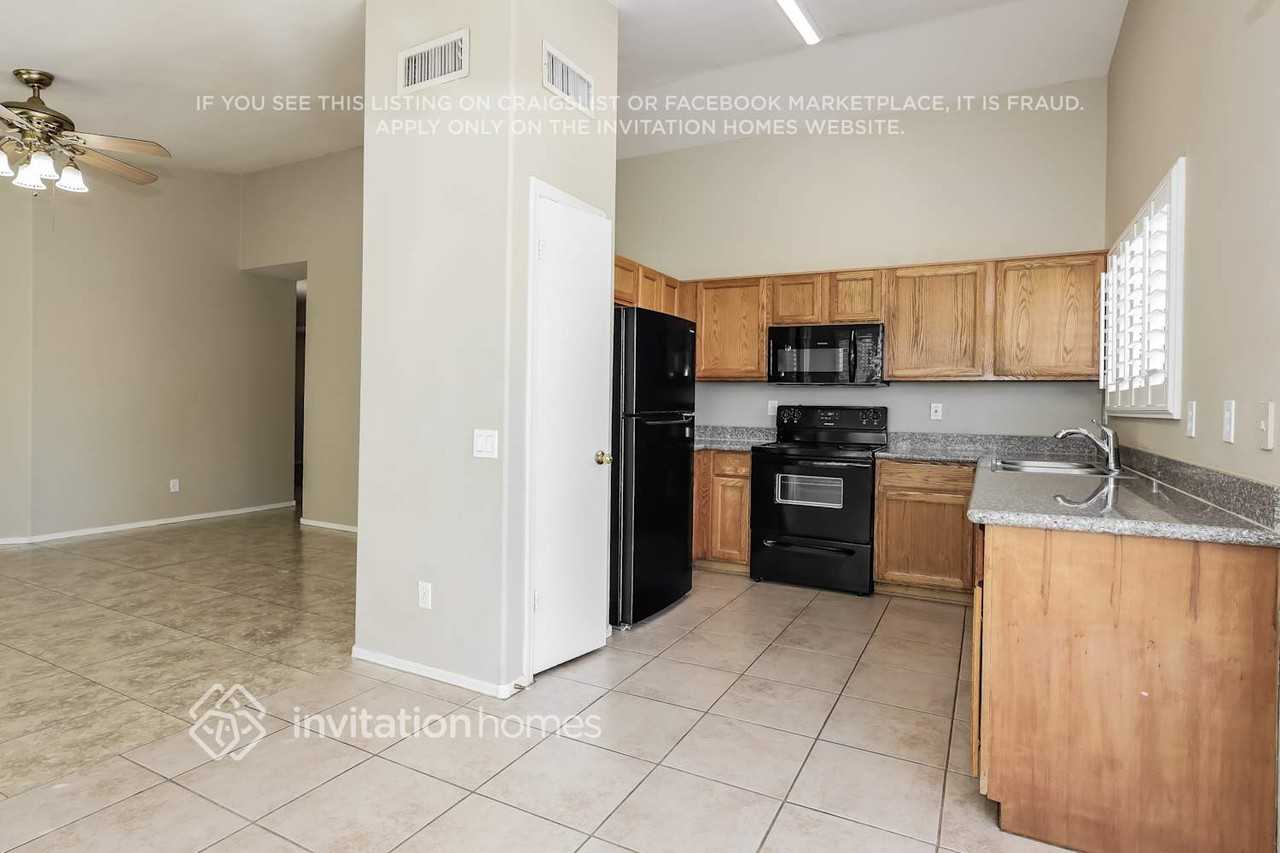 10460 W Reade Ave - Photo 6 of 17