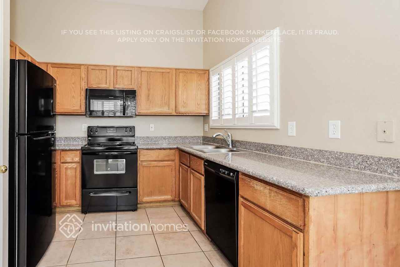 10460 W Reade Ave - Photo 7 of 17