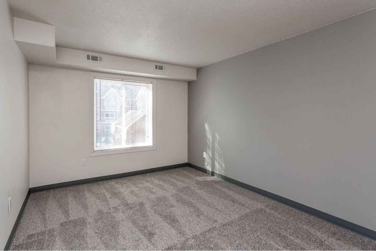 Drake Pointe Apartments - Photo 2 of 33