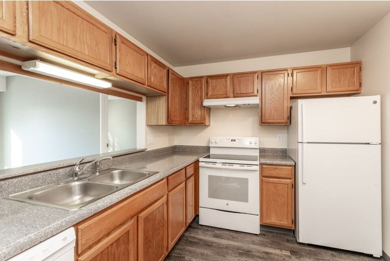 Drake Pointe Apartments - Photo 4 of 33