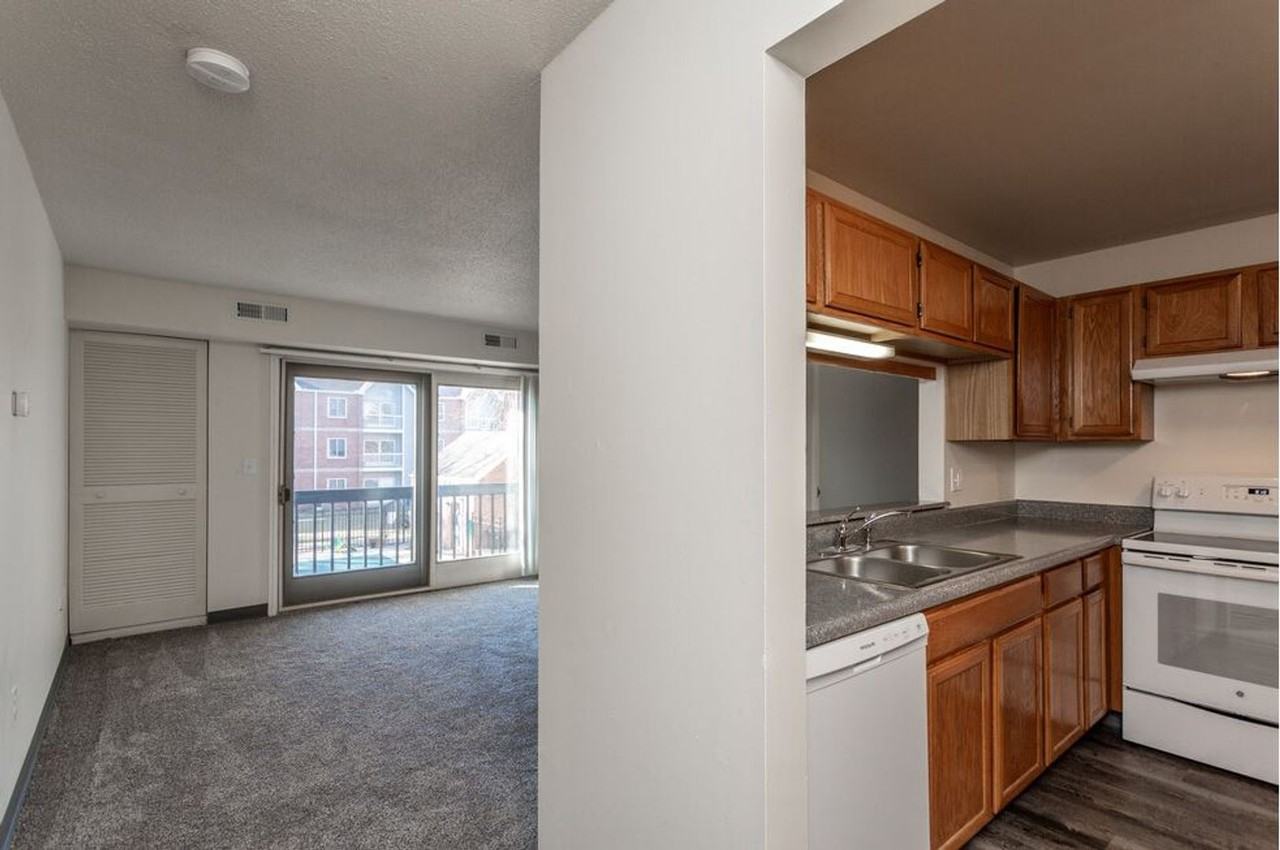 Drake Pointe Apartments - Photo 5 of 33