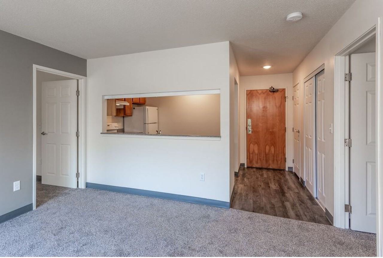 Drake Pointe Apartments - Photo 6 of 33