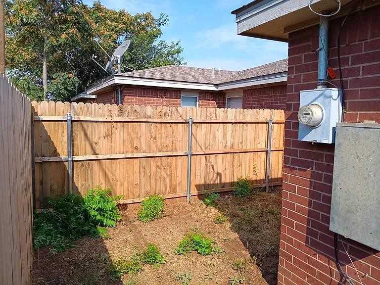 South Loop 289 Duplex - Photo 2 of 3