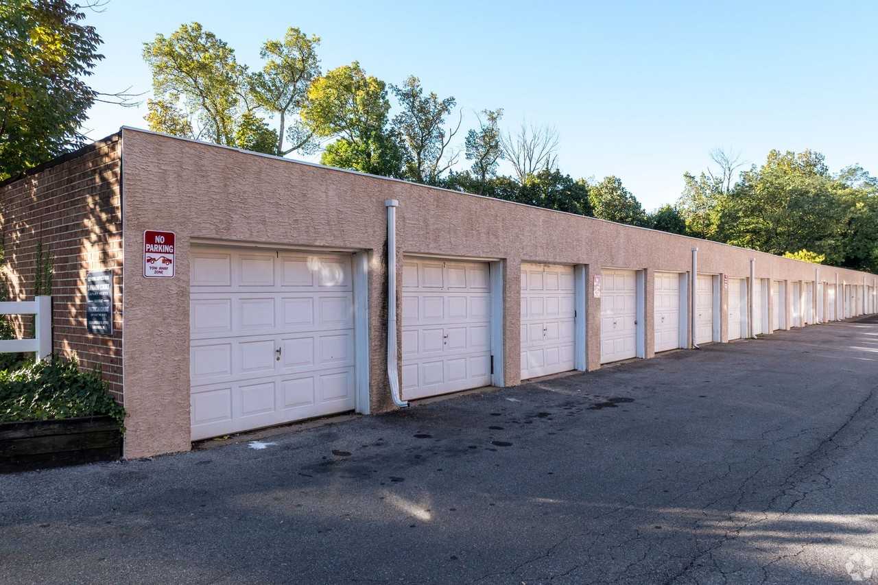 Landon Court Apartments - Photo 3 of 5