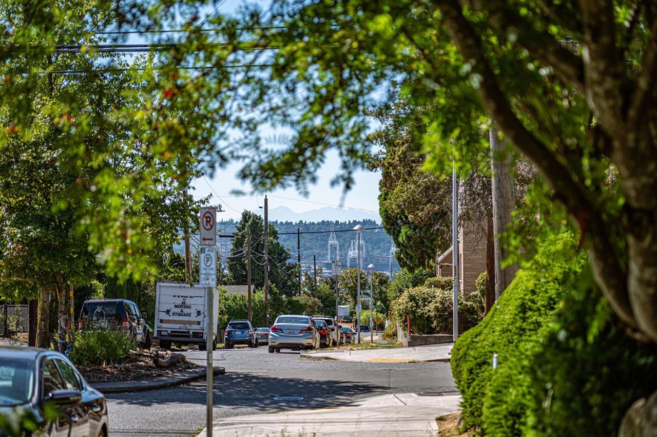 Bayview Apartments | Bright Units with Easy Transit Options - Photo 5 of 6