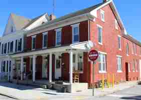 featured image of 201 1/2 E Walnut St