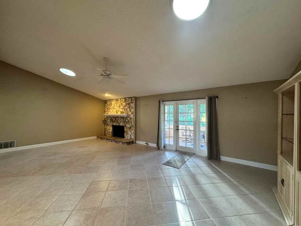 653 Pelican Bay Dr - Photo 4 of 27