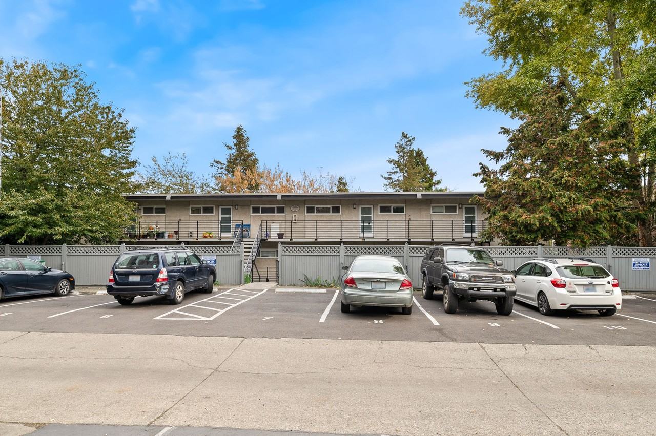 Catalina Apartments - Photo 6 of 6