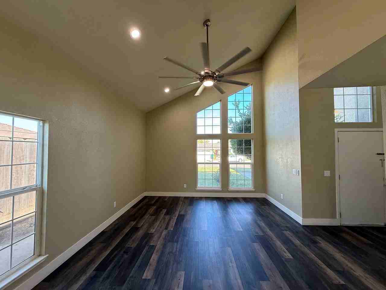 2500 Barbara Way - Photo 4 of 36