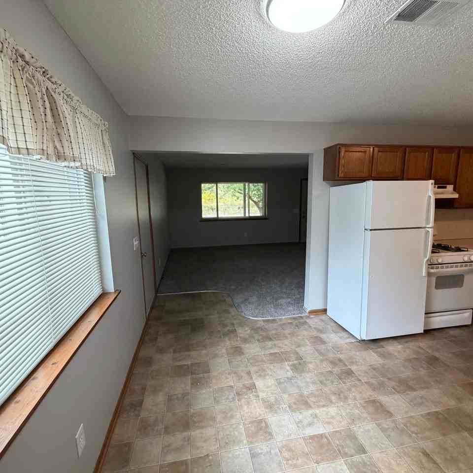01445 - Regal 7421-7431 - Photo 3 of 15