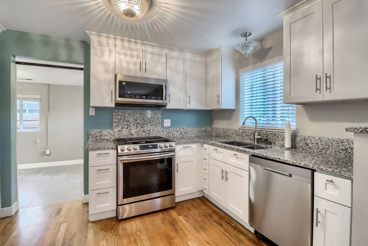 511 S Bryant St - Photo 3 of 26