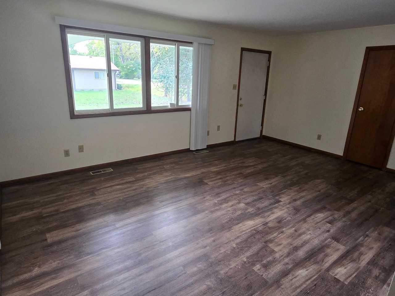 1447 Kennedy Ave - Photo 2 of 7