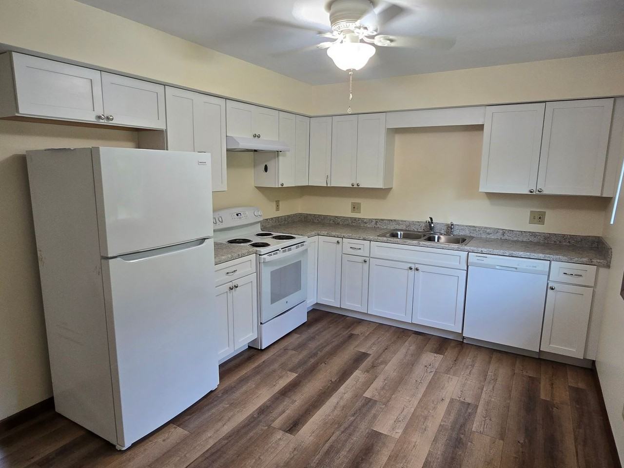 1447 Kennedy Ave - Photo 3 of 7