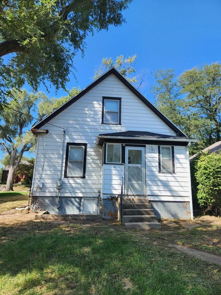 2043 N 49th St - Photo 2 of 9