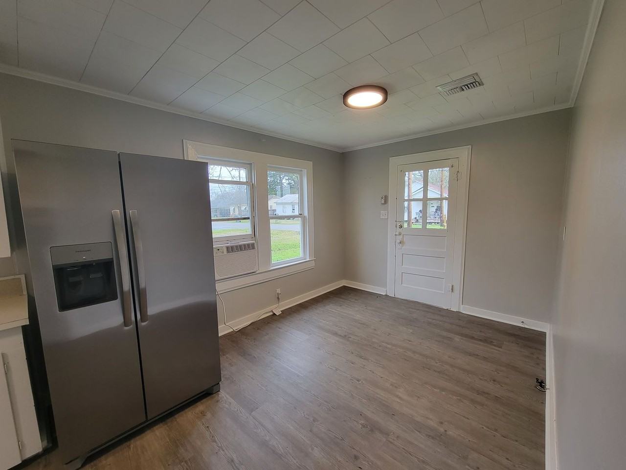 308 Samson St - Photo 4 of 12