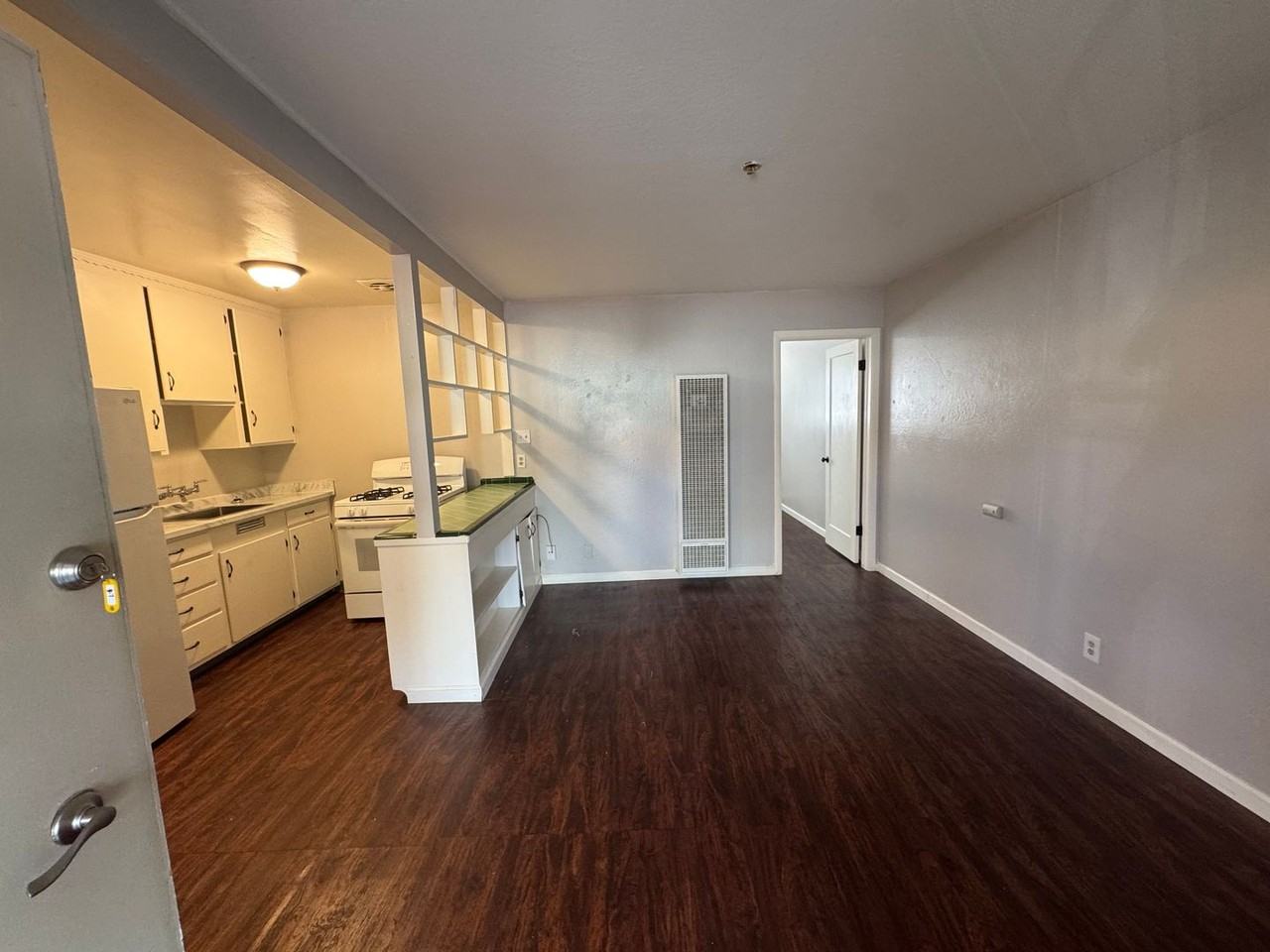 2630 Darwin St - Photo 5 of 32