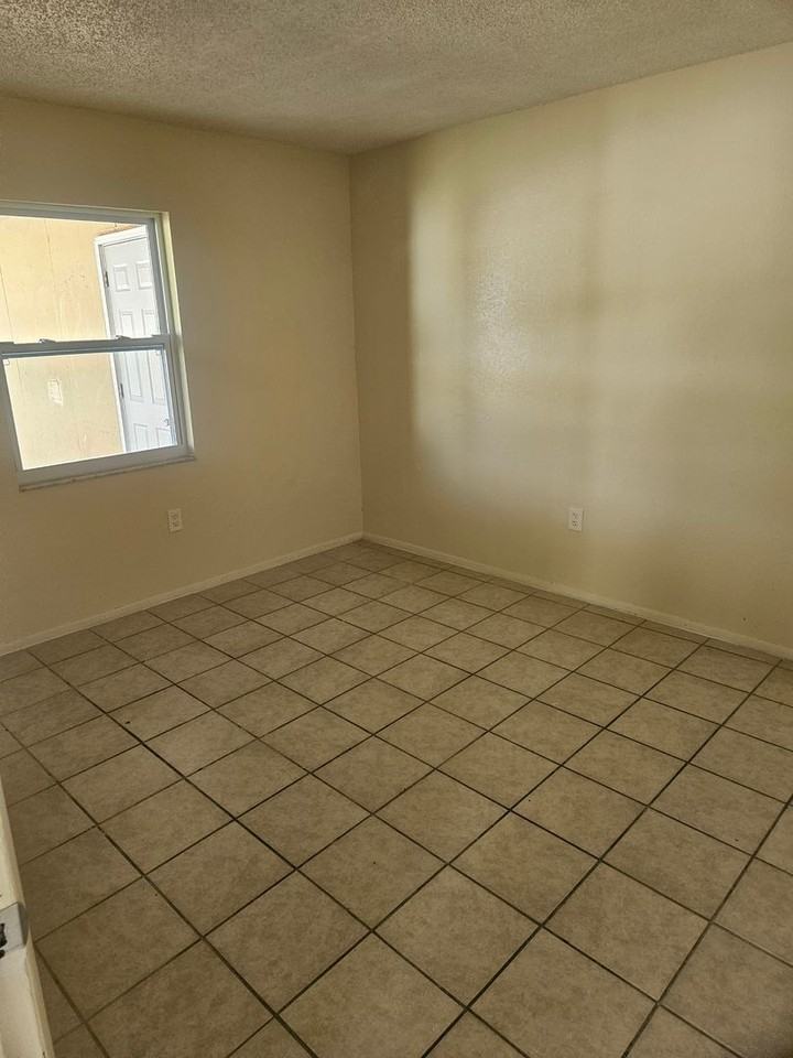 6028A 1st St E - Photo 4 of 8