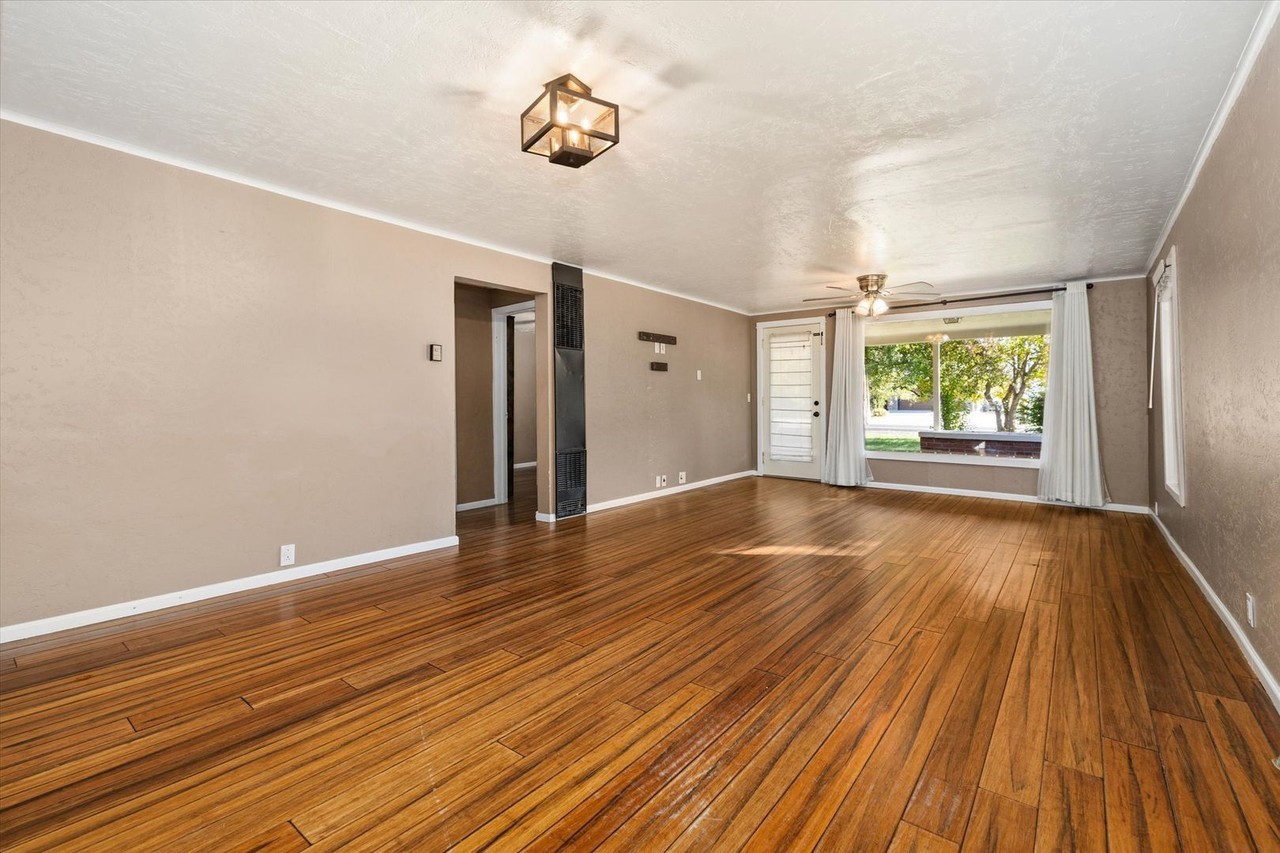 703 S Main St - Photo 4 of 32