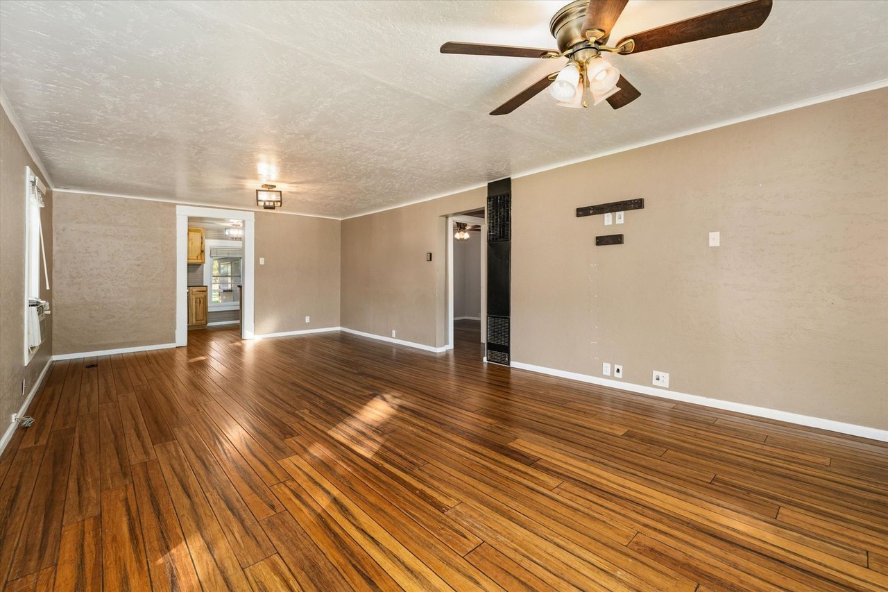 703 S Main St - Photo 5 of 32