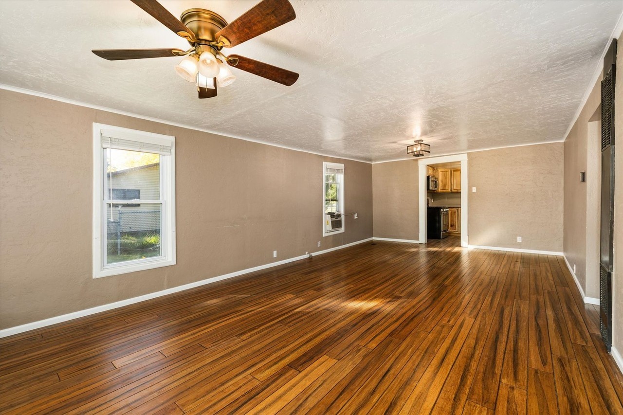 703 S Main St - Photo 6 of 32