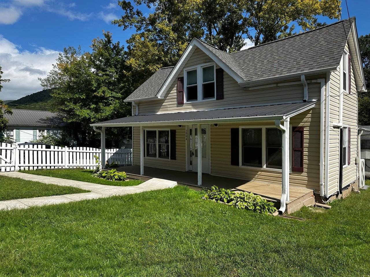 1004 Montreat Rd - Photo 2 of 23