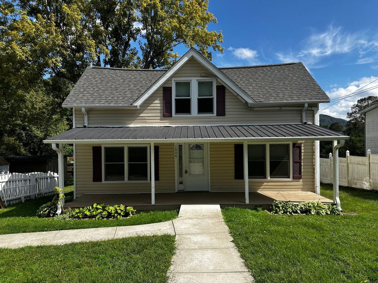 1004 Montreat Rd - Photo 3 of 23