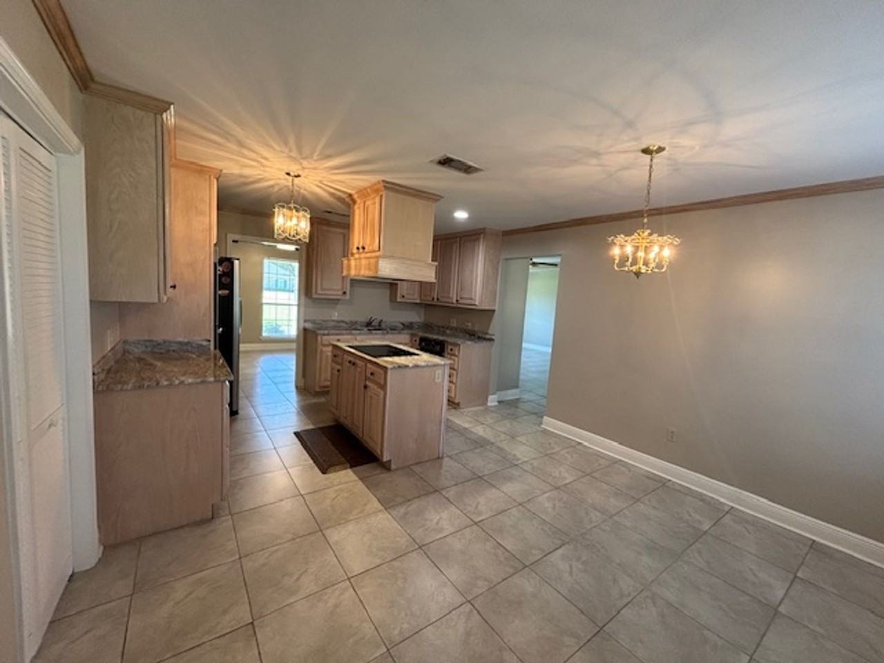 2110 S Ormond Ave - Photo 4 of 47