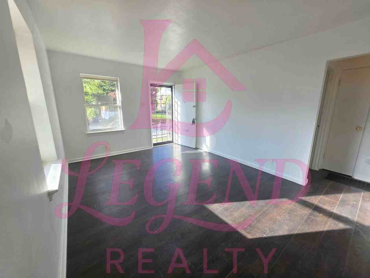 4704 Seattle St - Photo 2 of 10