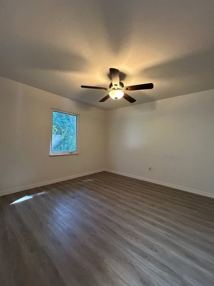 3758 Lora St - Photo 4 of 12
