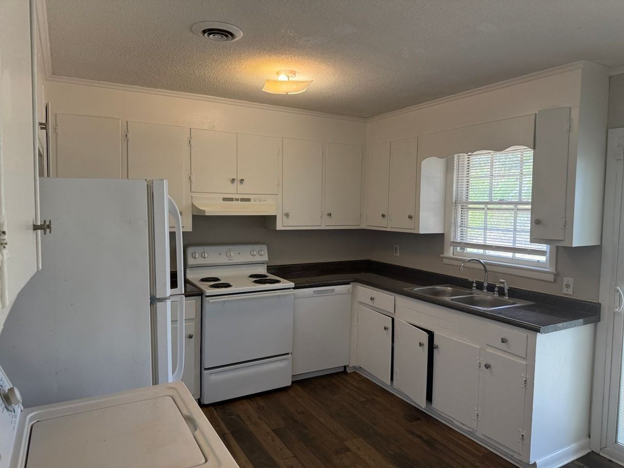 3629 Woodbury Dr - Photo 4 of 14