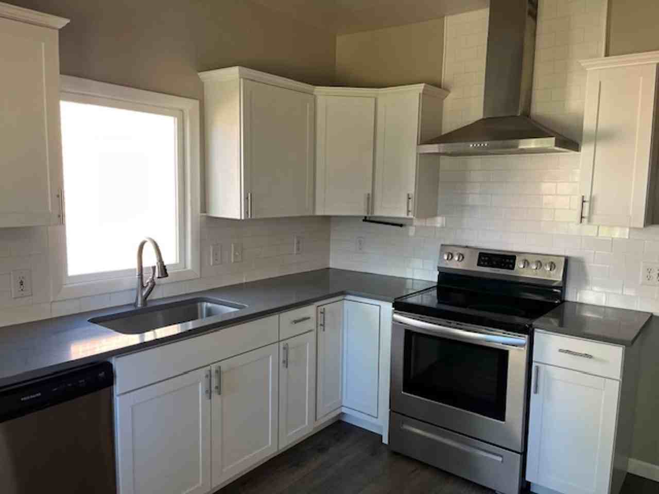 529 Emery St - Photo 5 of 27