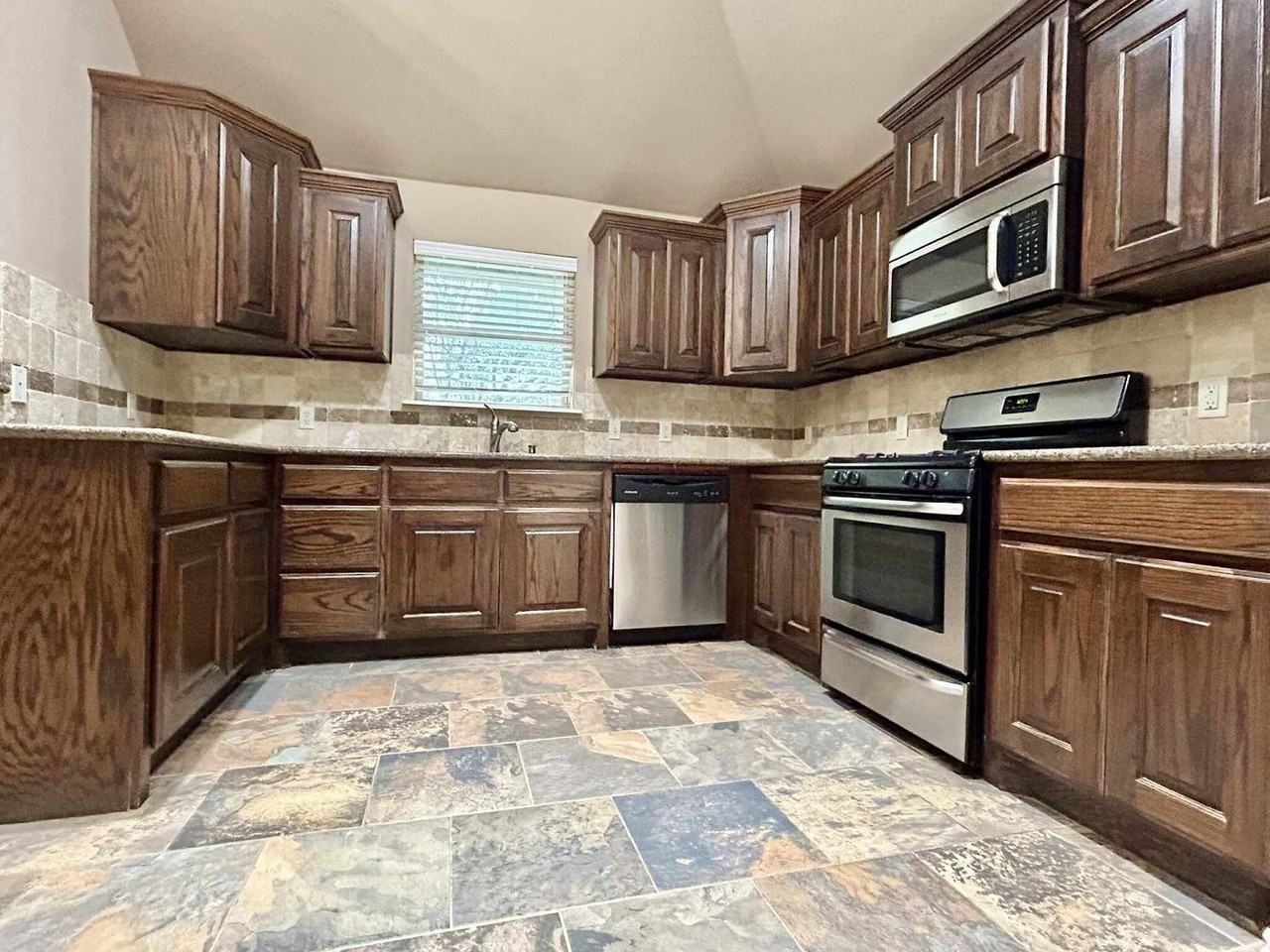 2222 Brook Dr - Photo 5 of 23